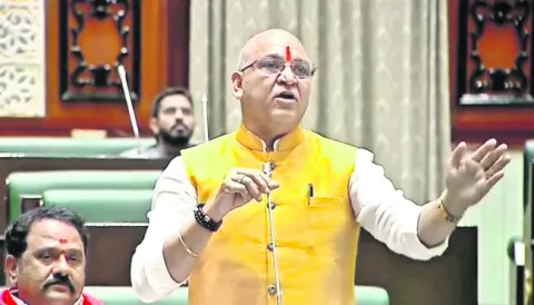 పేదలకు ఇళ్ల స్థలాలు కేటాయించండి 