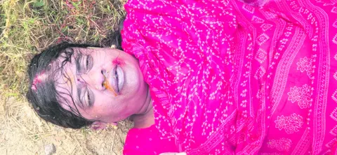 మహిళ దారుణ హత్య 
