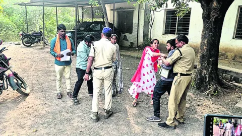 తహసీల్దార్‌పై చర్యలు తీసుకోవాలని ఆందోళన