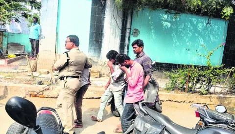 గంజాయి బ్యాచ్‌కు నడిరోడ్డుపై శిక్ష! 