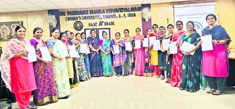 మహిళా వర్సిటీలో 23మందికి ఉద్యోగోన్నతి