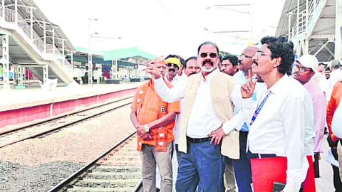 రైల్వేస్టేషన్‌లో అభివృద్ధి పనులు వేగవంతం చేయండి 