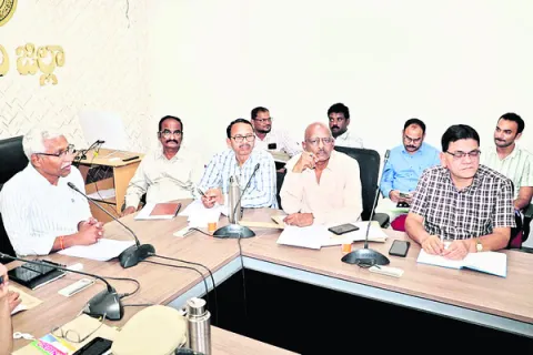 ప్రభుత్వ భవనాల్లోనే కార్యాలయాలు