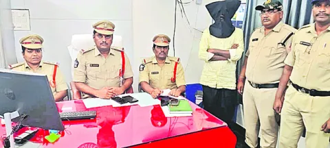 డబ్బుల కోసం బాలుడి ఒత్తిడి 