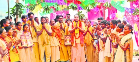 గిరిజనులకు అప్పన్న చిత్రపటాలు, దుస్తుల అందజేత 