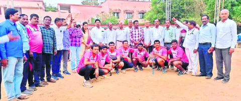 ఉత్సాహంగా బాల్‌ బ్యాడ్మింటన్‌ పోటీలు 