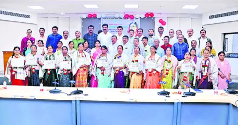 కలెక్టరేట్‌లో సావిత్రిబాయి పూలే జయంతి