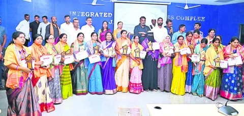 సావిత్రిబాయి పూలేను ఆదర్శంగా తీసుకోవాలి