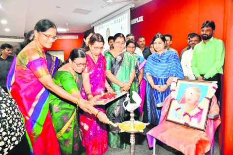 సావిత్రిబాయి స్ఫూర్తితో విద్యాభివృద్ధికి కృషి 