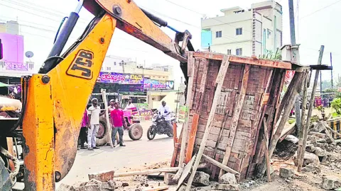 వాజ్‌పేయి విగ్రహ ఏర్పాటు పనుల అడ్డగింత