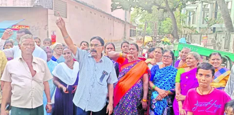 మళ్లీ రోడ్డెక్కిన చెత్త సమస్య 