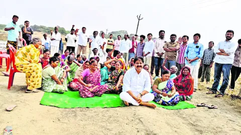 నోటీసులు ఇవ్వకుండా దౌర్జన్యం చేస్తారా! 