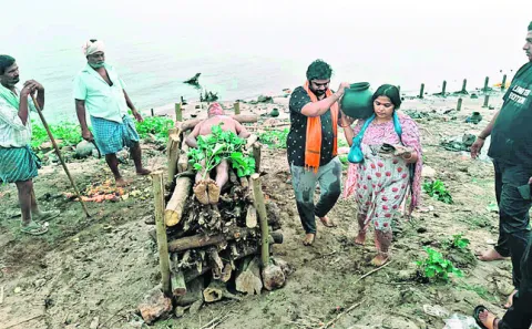 తండ్రి రుణం తీర్చుకునేందుకు.. 
