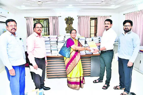 నోటు పుస్తకాలు అందజేసిన కలెక్టర్‌ 
