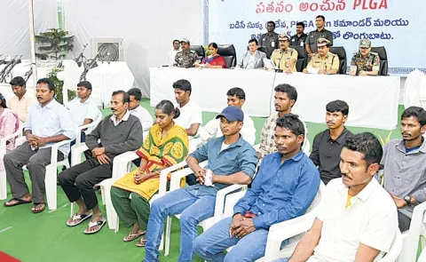 20 Maoists led by commander Badse Sukka surrender before Telangana police
