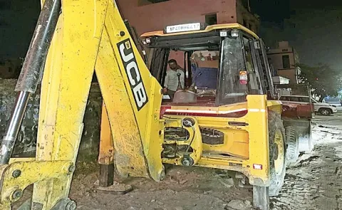 TDP Leaders Attack on VRO in Tirupati