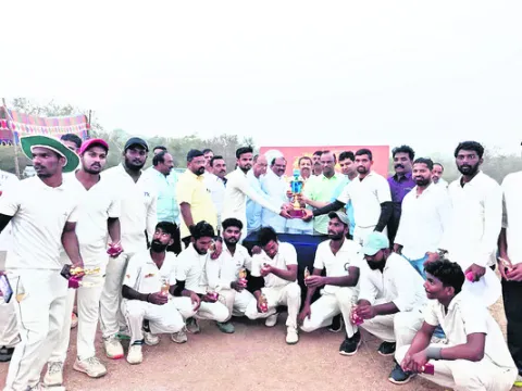 ఈస్ట్‌జోన్‌ క్రికెట్‌ గోల్డ్‌కప్‌ టోర్నీలో రన్నరప్‌గా ఖ