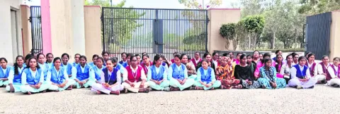 నర్సింగ్‌ విద్యార్థుల గోస..