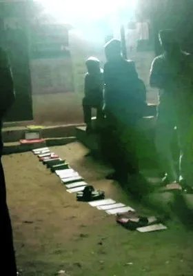 కార్డులు, చెప్పుల క్యూలైన్‌
