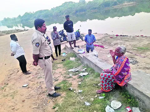 ఆత్మహత్యాయత్నాన్ని అడ్డుకున్న పోలీసులు 
