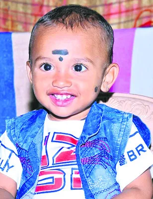 నీటి డ్రమ్ములో పడి చిన్నారి మృతి 