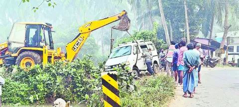 కాలువలోకి దూసుకెళ్లిన వ్యాన్‌ 