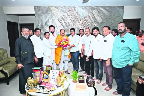 టీపీసీసీ అధ్యక్షుడిని కలిసిన ఆర్మూర్‌ కాంగ్రెస్‌ నాయకుల