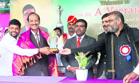 అడ్వకేట్‌ ప్రీమియర్‌ లీగ్‌ విజేతలకు బహుమతులు