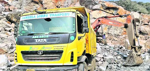 అక్రమ క్వారీలో మళ్లీ తవ్వకాలు 