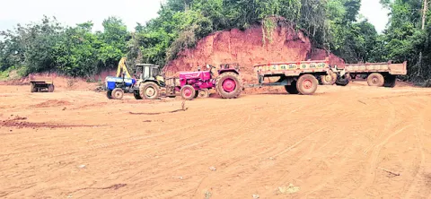 గెడ్డ పొరబోకులో యథేచ్ఛగా అక్రమ తవ్వకాలు 