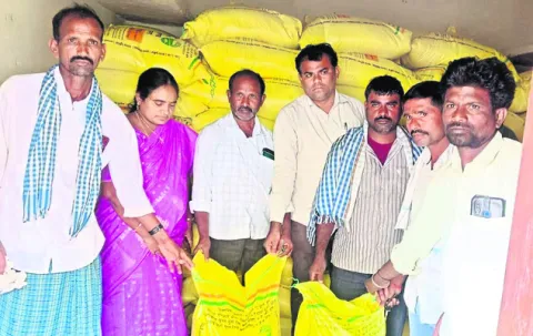 గ్రామాల్లోనే యూరియా పంపిణీ