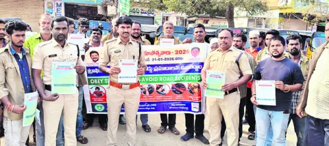 రోడ్డు భద్రత నిబంధనలు తప్పనిసరి 