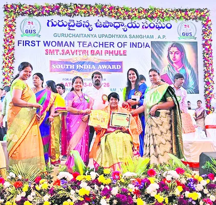 మోడల్‌ స్కూల్‌ ప్రిన్సిపాల్‌కు సౌత్‌ ఇండియా బెస్ట్‌ టీచ