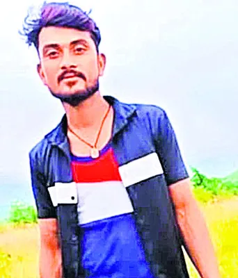 అదుపు తప్పి చెట్టును ఢీకొన్న బైక్‌.. 