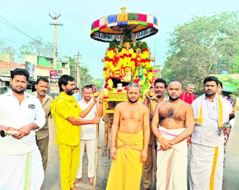 వైభవంగా శ్రీవారి తిరువీధి సేవ 
