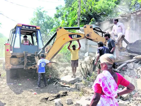 మంత్రి ఆదేశాలు బేఖాతరు.. 