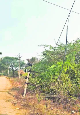 నేలవాలిన విద్యుత్‌ స్తంభం 