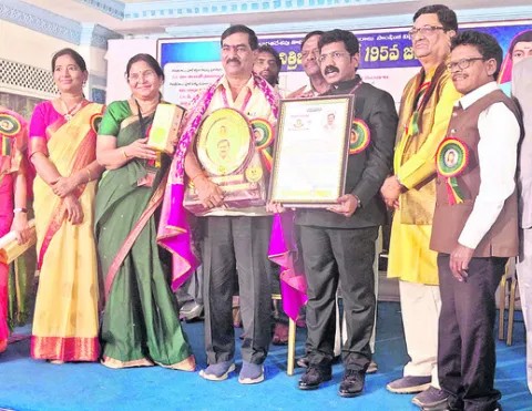 నటరాజ్‌కు సావిత్రిబాయి జీవిత సాఫల్య పురస్కారం 