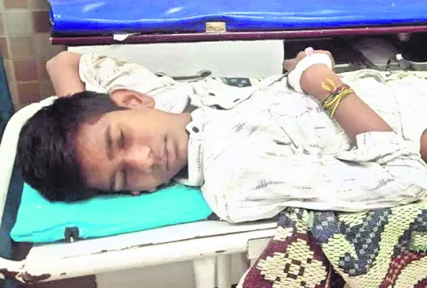 ఆర్టీసీ బస్సు ఢీకొని బాలుడికి తీవ్ర గాయాలు