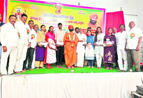 విద్యతోనే ఉజ్వల భవిష్యత్తు
