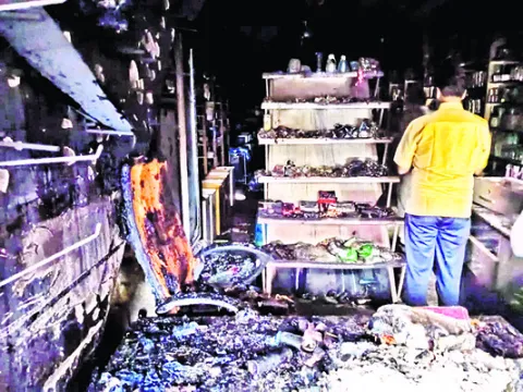 విద్యుత్‌ షార్ట్‌ సర్క్యూట్‌తో మార్ట్‌ దగ్ధం