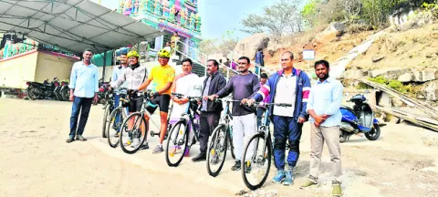 సైకిళ్లపై వెంకన్న దర్శనానికి..
