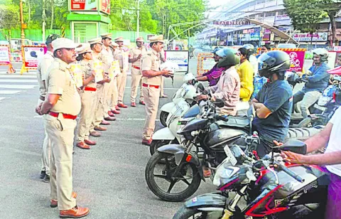 బాధ్యతగా హెల్మెట్‌ ధరించాలి 