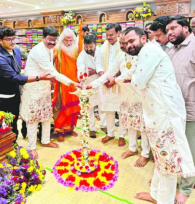 కాంచీపురం పెరుమాళ్‌ సిల్క్స్‌ ప్రారంభం 