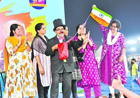 ● ఆపాదమస్తకం.. పుస్తకం 