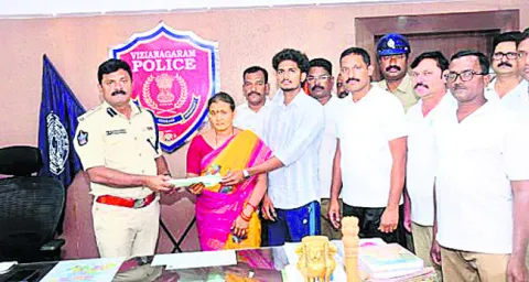 కానిస్టేబుల్‌ కుటుంబానికి ఆర్థిక సహాయం