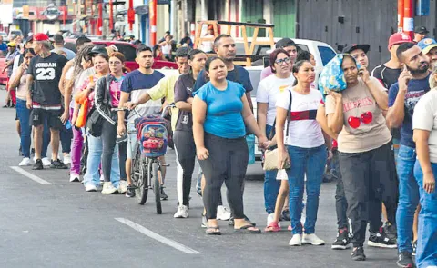 Venezuelans rushed to buy food, water and fuel amid fear and shuttered streets