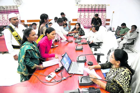 అర్జీలు పెండింగ్‌లో ఉంచొద్దు