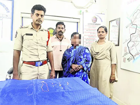 బెదిరించి బంగారం అపహరించిన మహిళ అరెస్టు 