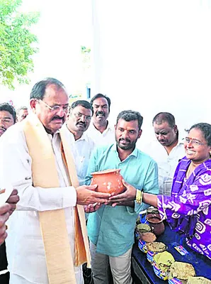 ఆర్గానిక్‌ కుండ బెల్లానికి మాజీ ఉపరాష్ట్రపతి కితాబు 